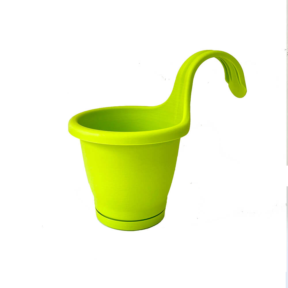 עציץ נתלה על מעקה בצבע ליים